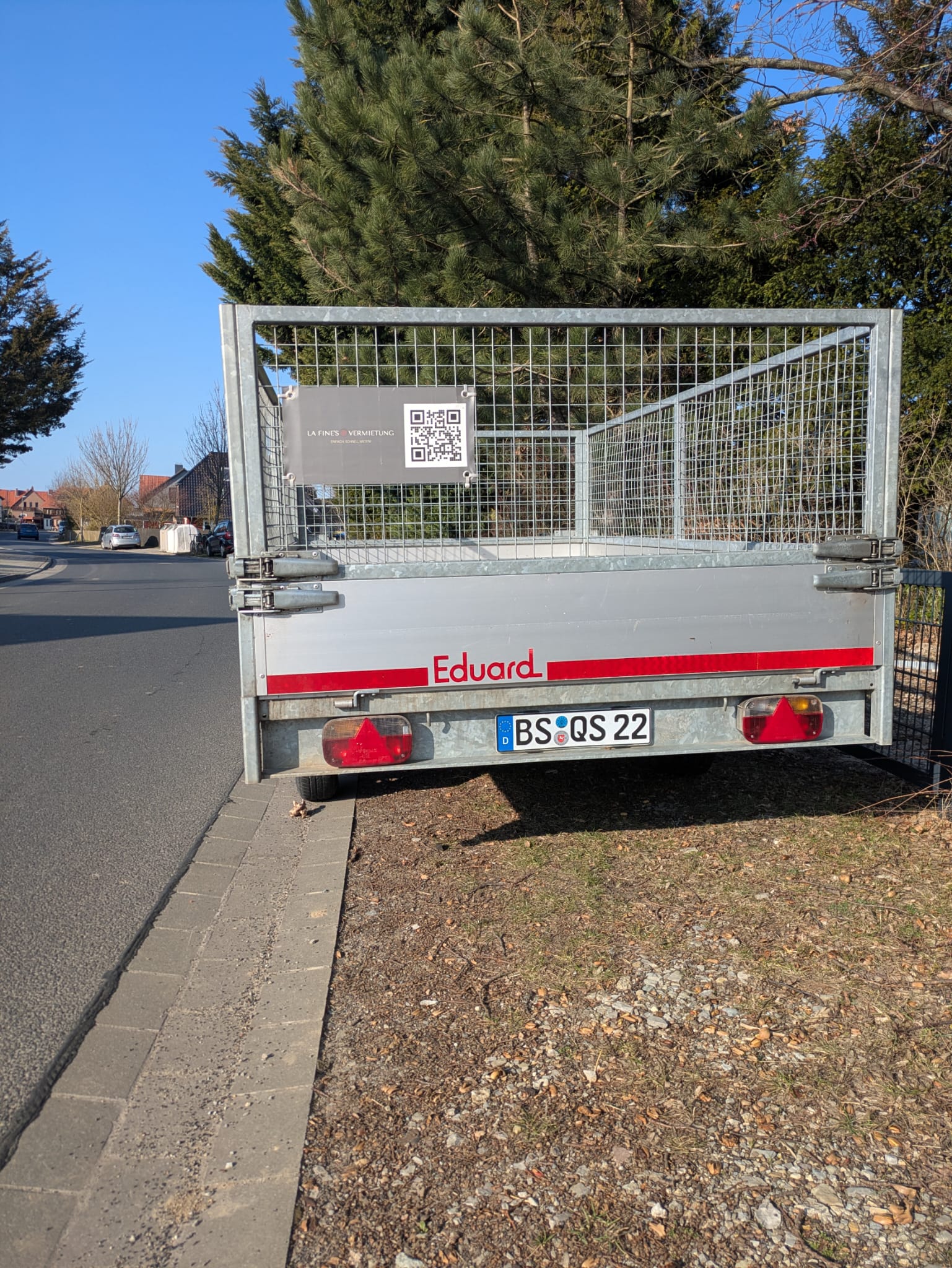 PKW-Anhänger mit Laubschutzgitter der Marke Eduard