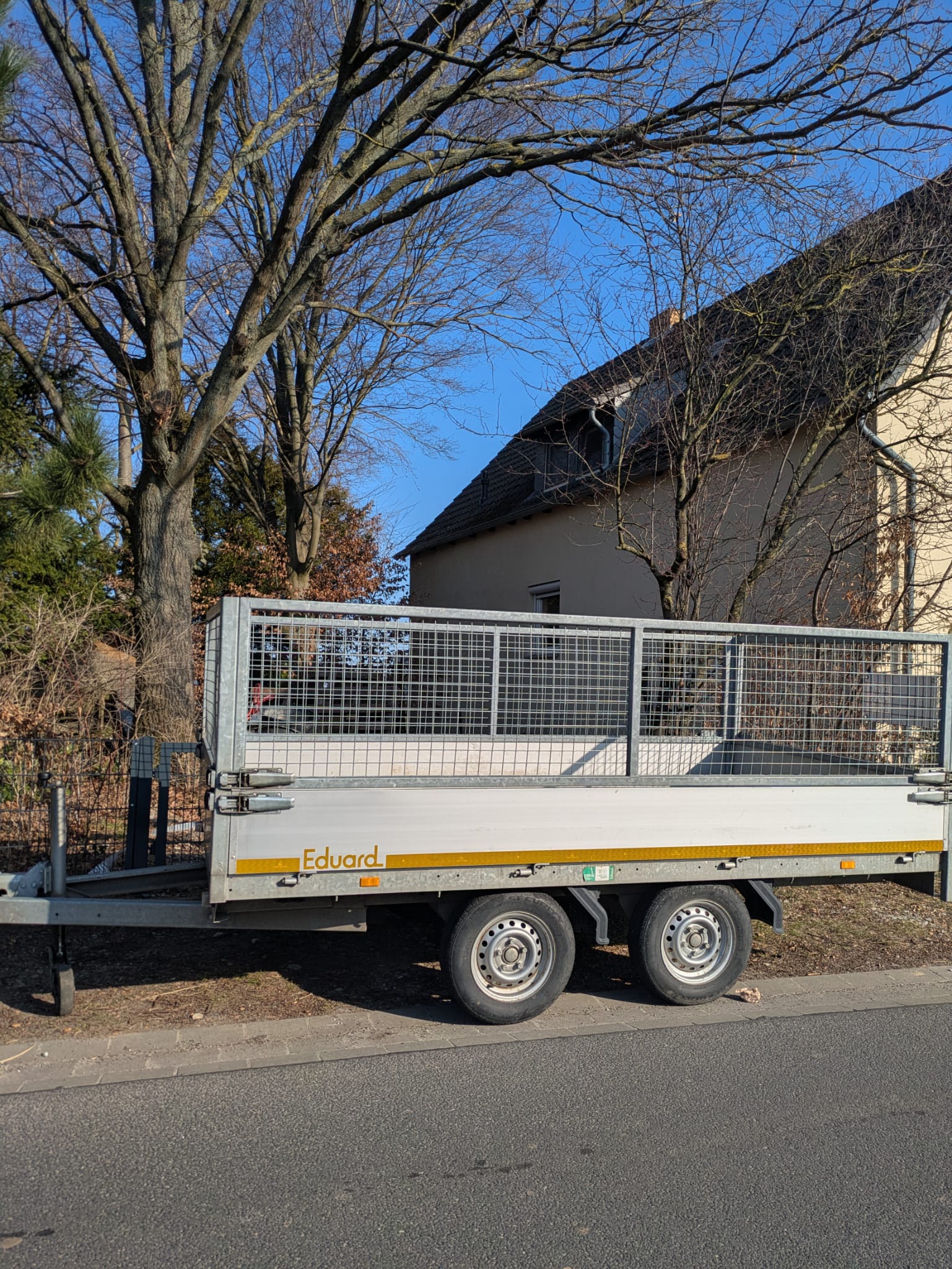 PKW-Anhänger mit Laubschutzgitter der Marke Eduard