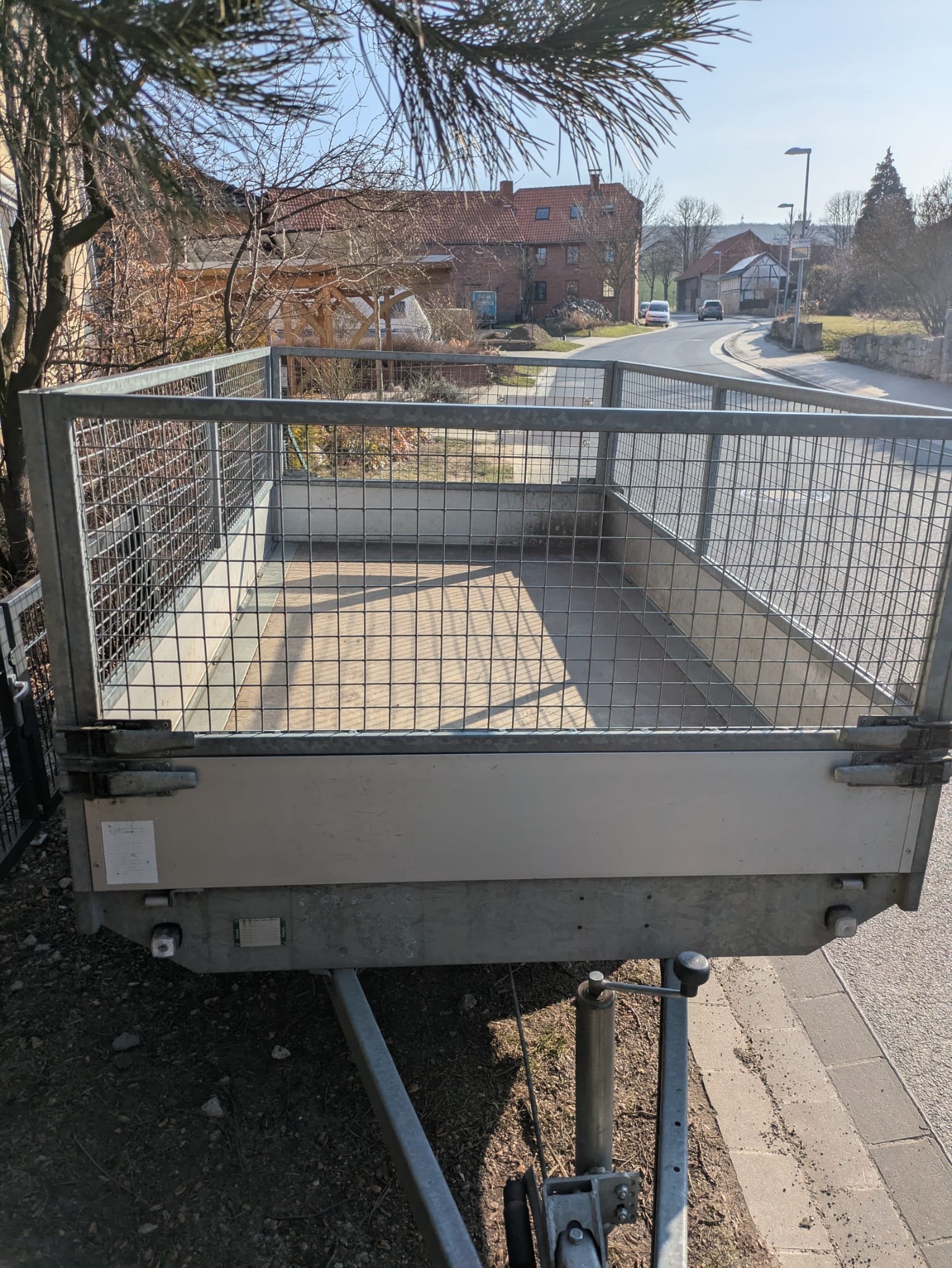 PKW-Anhänger mit Laubschutzgitter der Marke Eduard