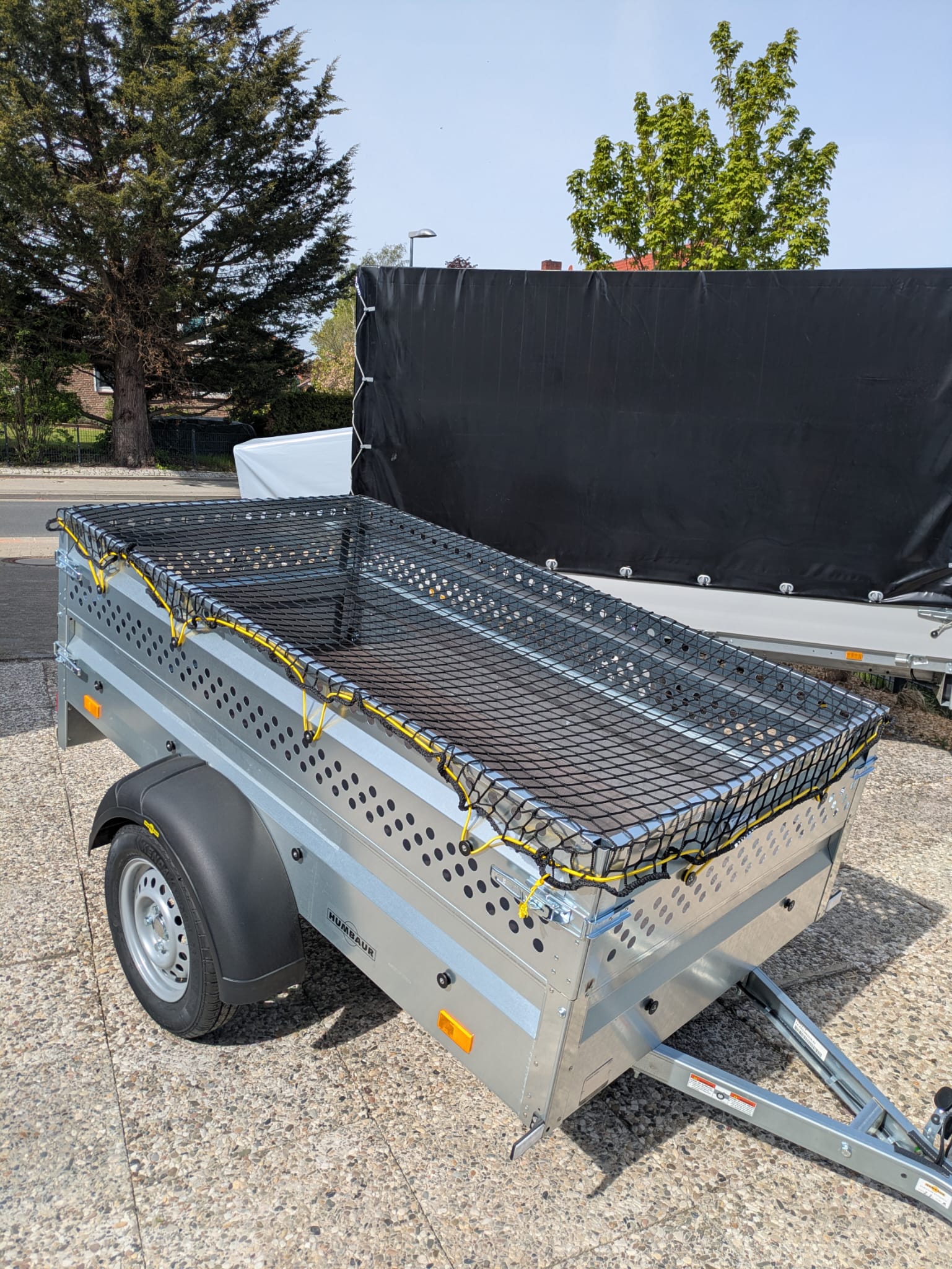 PKW-Anhänger mit Laubschutzgittern der Marke Humbaur